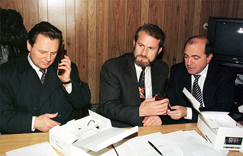 Иван Рыбкин, Ахмед Закаев и Борис Березовский во время встречи в Грозном, 1996 год