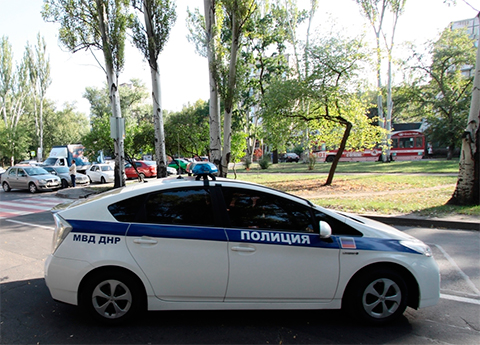 Полицейский автомобиль на одной из улиц в Донецке