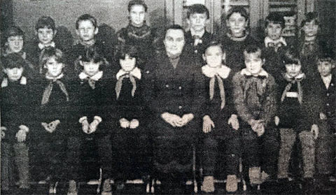 Мать Володина Лидия Барабанова с учениками — фотография из ее единственного интервью, данного саратовской газете «Земское обозрение» в 2002 году