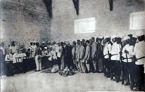 Медицинский осмотр каторжан в Бутырке. 1905 год