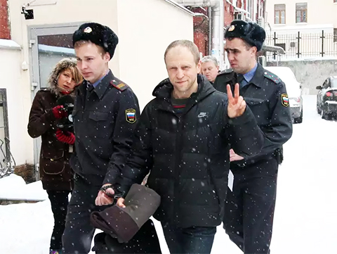 Дмитрий Барановский во время этапирования из СИЗО в зал суда