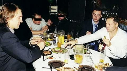 Слева киллер Анатолий Радченко, справа с бутылкой в руке его шеф Трунов