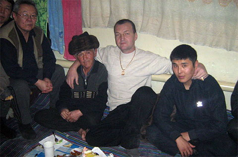 В центре: вор в законе Азиз Батукаев