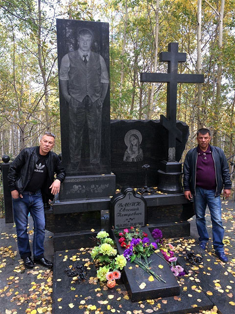 Шансонье Дмитрий Сулей на могиле Евгения Васина (Джем) г. Комсомольск-на-Амуре