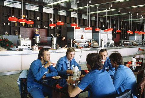 Велосипедисты из ГДР в минуты отдыха в одном из кафе Олимпийской деревни