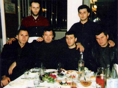 Воры в законе: внизу слева: Башир Нальгиев (Слепой), Гия Дангадзе (Ферзула), Гела Кардава, Роман Барбакадзе (Ремень); вверху слева: Ираклий Пипия (Ика Сухумский) и Мамука Квижинадзе (Мамука Кутаисский), 1999 год, Сочи