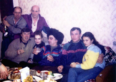 На диване слева направо: 1) Анатолий Темников (Сапог), 4) Владимир Зятьков (Зятек)