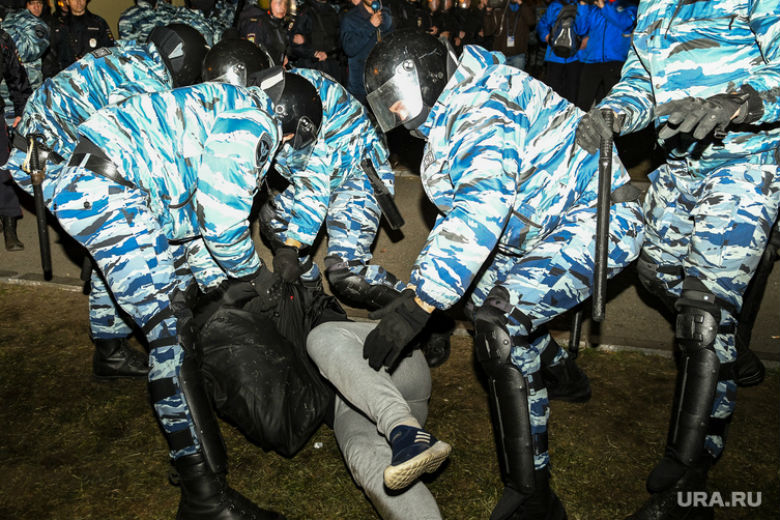 Через сколько приехал омон. Протесты в Екатеринбурге ОМОН.