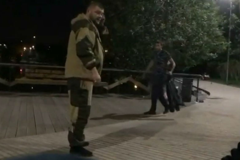 Мужик с ножом в глазу нижневартовск. Драка в парке в Москве с ножом.